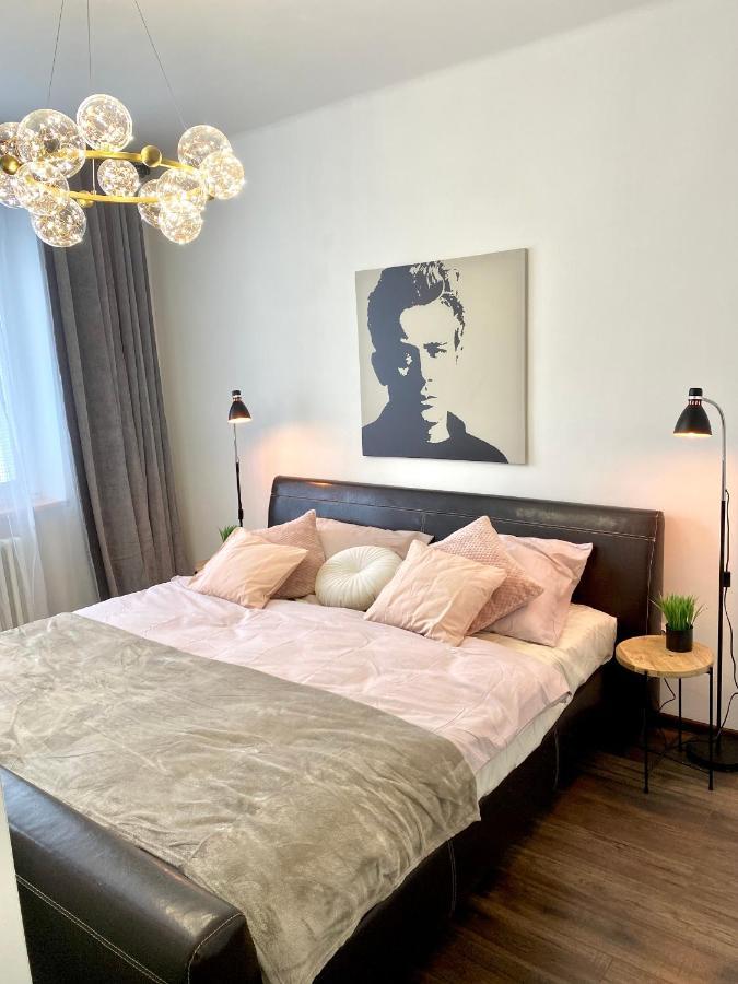 James Dean Apartment - Next To Nivy Bus Station & Mall Bratislava Buitenkant foto