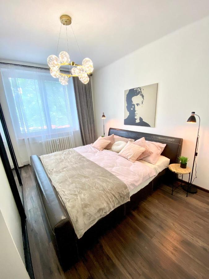 James Dean Apartment - Next To Nivy Bus Station & Mall Bratislava Buitenkant foto