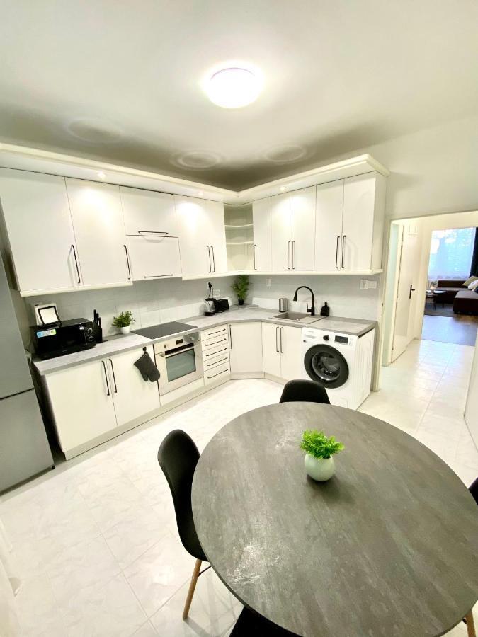 James Dean Apartment - Next To Nivy Bus Station & Mall Bratislava Buitenkant foto