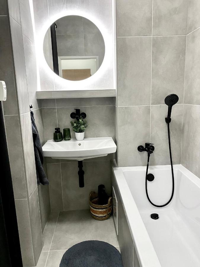James Dean Apartment - Next To Nivy Bus Station & Mall Bratislava Buitenkant foto